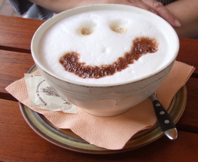Milchkaffee mit einem Lächeln