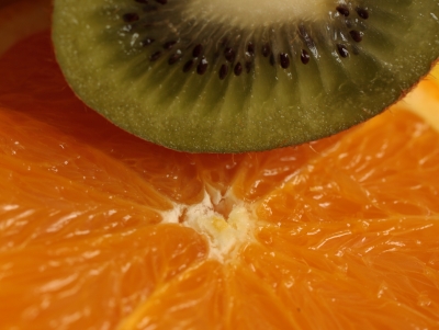 Kiwi auf Orange