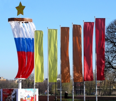 St. Petersburg, Flaggen zum 65.Jahrestag des Sieges