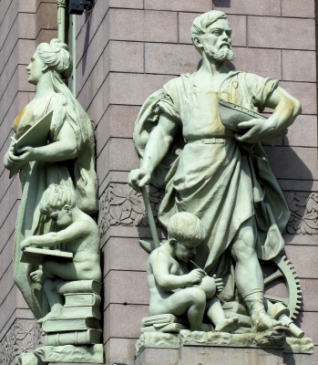 Statuen am Jelissejew-Haus (St. Petersburg)
