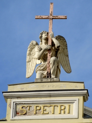 Engel mit Kreuz (St.Petri-Kirche Petersburg)