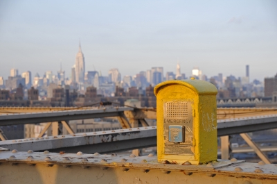 Notrufbox auf der Brooklyn-Bridge in NYC
