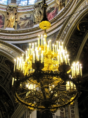 Prunkleuchter im Kuppelraum der Isaak-Kathedrale