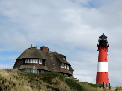 Turm und Reetdachhaus von Sylt