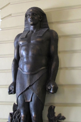 Skulptur im Ägyptischen Vestibül (Schloß Pawlowsk)