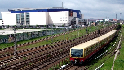 Berliner S-Bahn und 02 Arena
