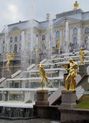 Große Kaskade im Peterhof mit Skulpturen