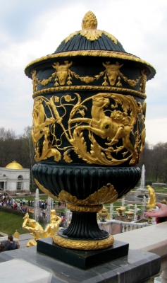 Peterhof, Dekorative Vase an der Kaskade