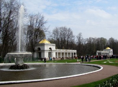 Peterhof, Fontäne mit Pavillons