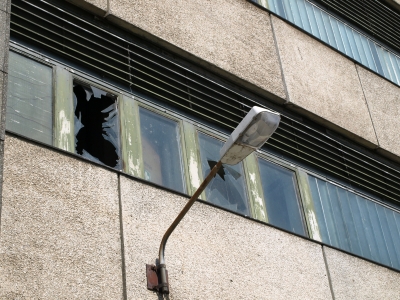 Plattenbau mit eingeschlagenem Fenster