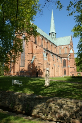 Münster mit Bachlauf