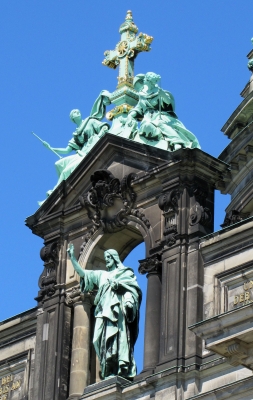 Segnende Christusstatue am Berliner Dom