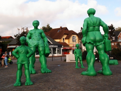 Die grüne Familie vor dem Westerländer Bahnhof