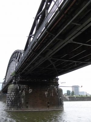 Frankfurt - Unter einer Eisenbahn-Brücke