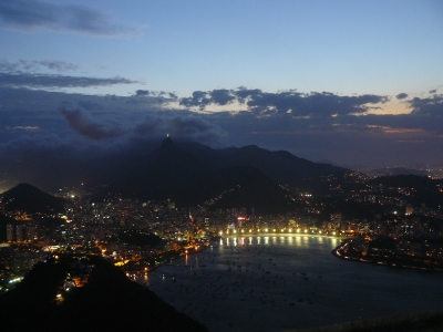 Blick vom Zuckerhut auf Rio de Janeiro bei Nacht