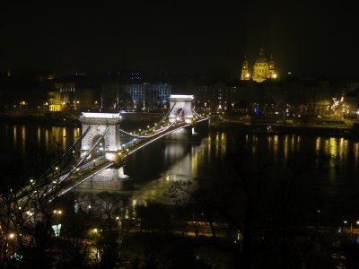 Kettenbrücke in Budapest bei Nacht von oben