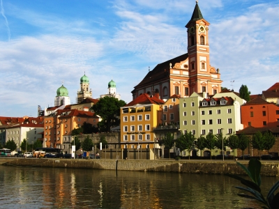 Passau Altstadt mit Kirche Sankt Paul und Stephansdom