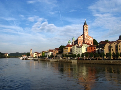 Passau Altstadt mit Kirche Sankt Paul und Stephansdom 2