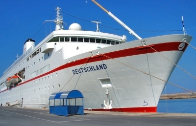 MS `DEUTSCHLAND`  legt am Hafen an.....