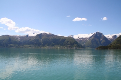 Blick von der Fähre in die Berge