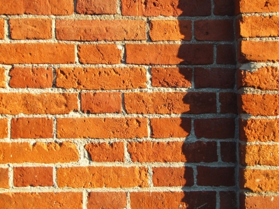 Backstein-Mauer mit Schatten