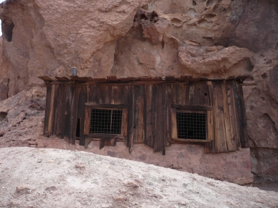 Holzhütte im Felsen