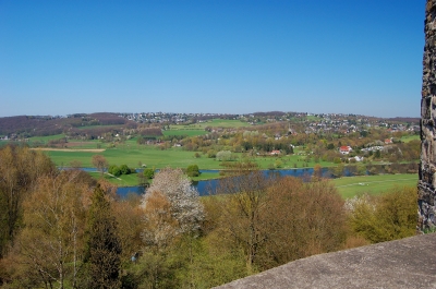 idyllischer Blick von Burg Blankenstein ins Hattinger Umland