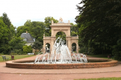 Springbrunnen im "Bürgerpark" mit Eingangstor!