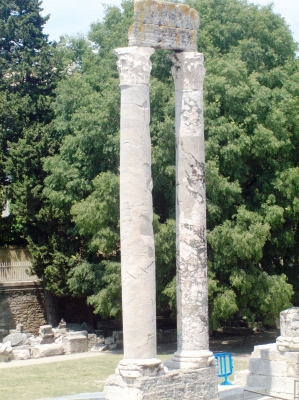Säulen Antiktheater in Arles
