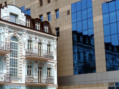 Kontrastreiche Fassaden in der Kiewer Unterstadt