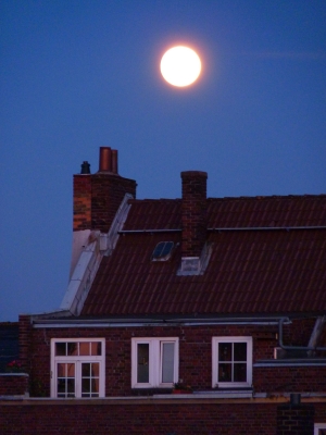 Mond über den Dächern