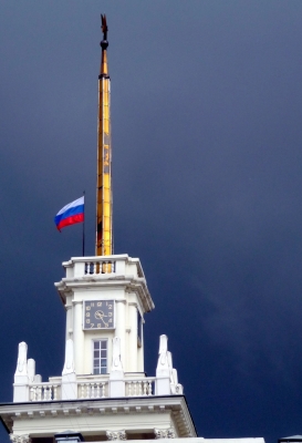 Turmspitze des Matrosenclubs mit russischer Fahne
