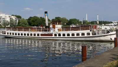 Historischer Dampfer im Treptower Hafen