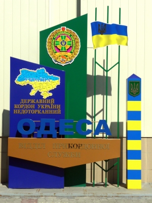 Offizielle Grenzmarkierung im Passagierhafen von Odessa