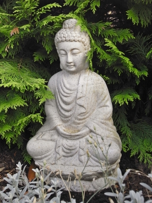 kleiner buddha im vorgarten