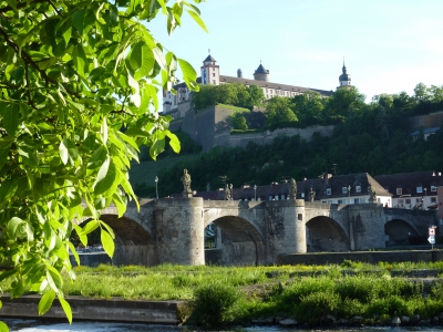 Alte Mainbrücke in Würzburg mit Blick auf die Festung Marienberg