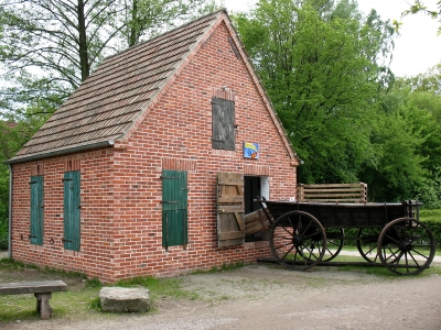 Museumsdorf Cloppenburg Haus mit Leiterwagen