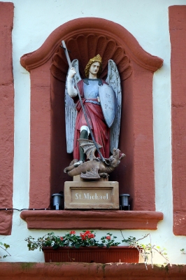 Gruß aus Bernkastel-Kues (Mosel), Sankt Michael, der Drachentöter