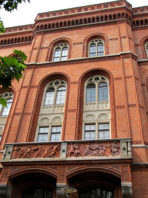 Rotes Rathaus, Fassade mit Terrakotta-Relief (Teilansicht)