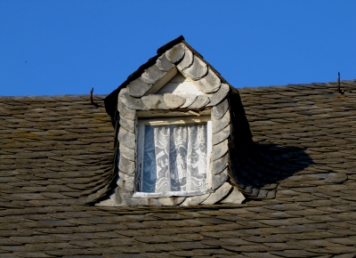 altes verschiefertes Dachgaubenfenster