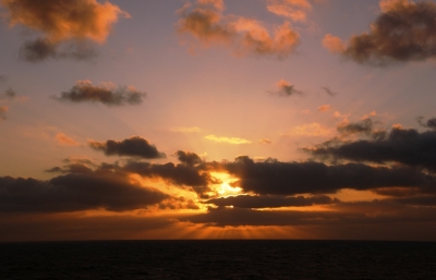 Sonnen- und Wolkenspiele über dem Meer 1