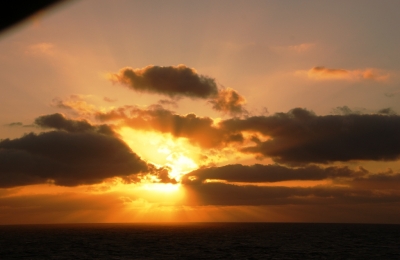 Sonnen- und Wolkenspiele über dem Meer 3