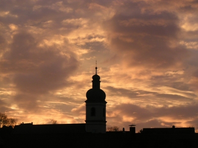 Himmel und Wolken mit Kirchturm