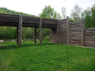 Archäologiepark Altmühltal - Keltentor in Kelheim - Rückansicht