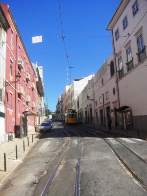 Enge und steile Gasse in Lissabon
