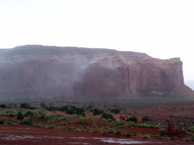 Nach dem Regen dampft der Fels im Monument Valley