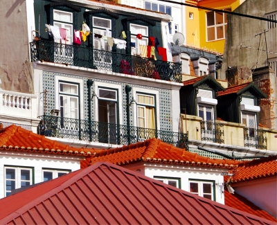Bunt Wäsche häng in Lisabon auf der Leine