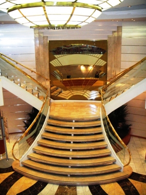 Treppenhaus im Kreuzfahrtschiff