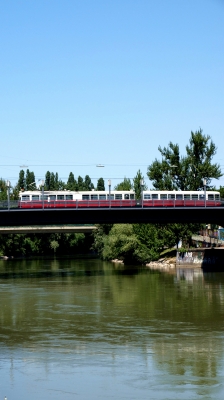Straßenbahn über der Donau