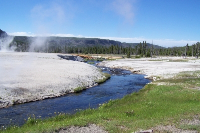 Heiße Quelle am Fluss - Yellowstone National Park (WY)